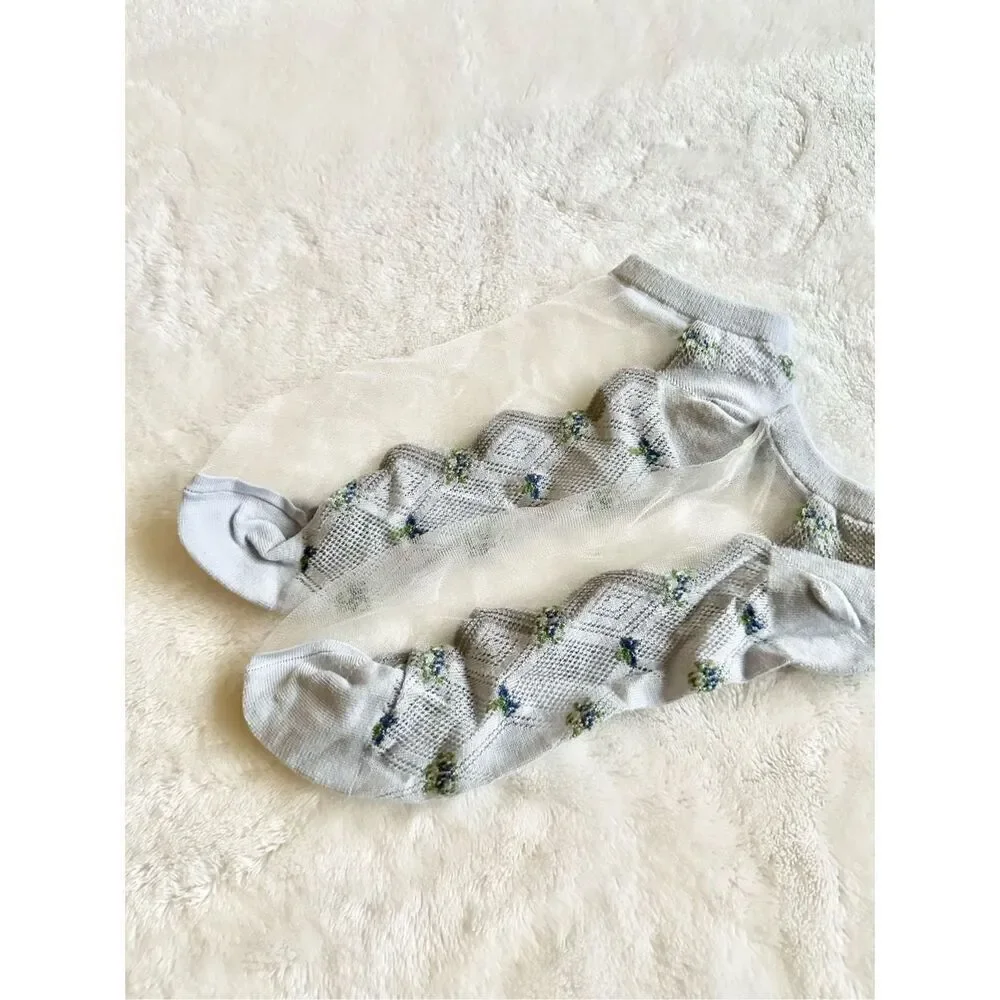 Bluish gray petite flowers sheer socks ￼
